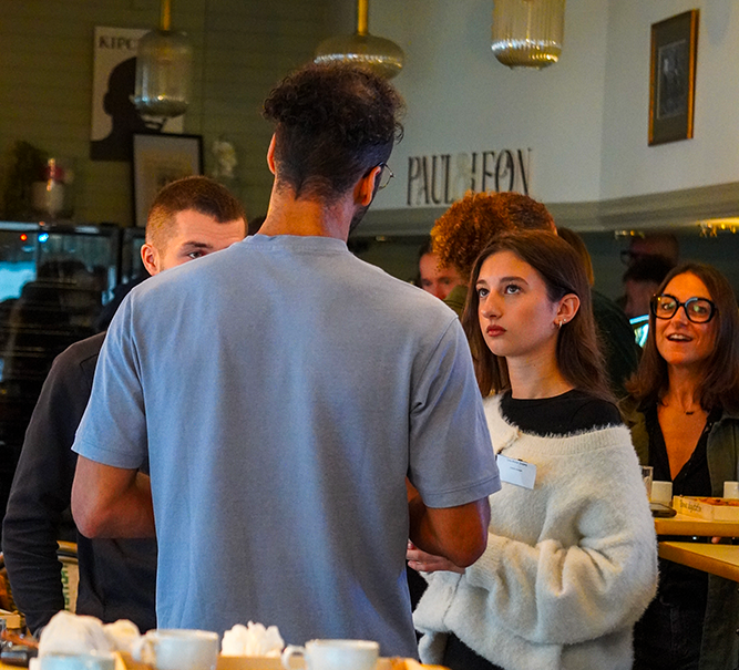 Étudiants qui discutent